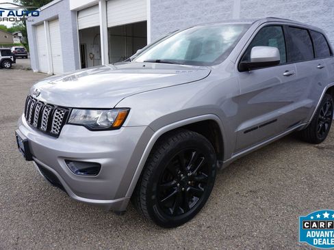 Used 2017 Jeep Grand Cherokee Altitude AWD/4WD image 3