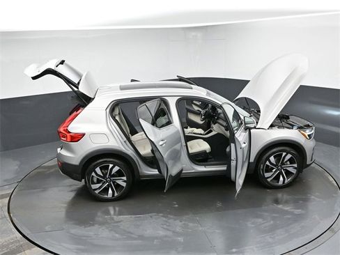 Used 2023 Volvo XC40 B5 Plus w/ Climate Package image 40