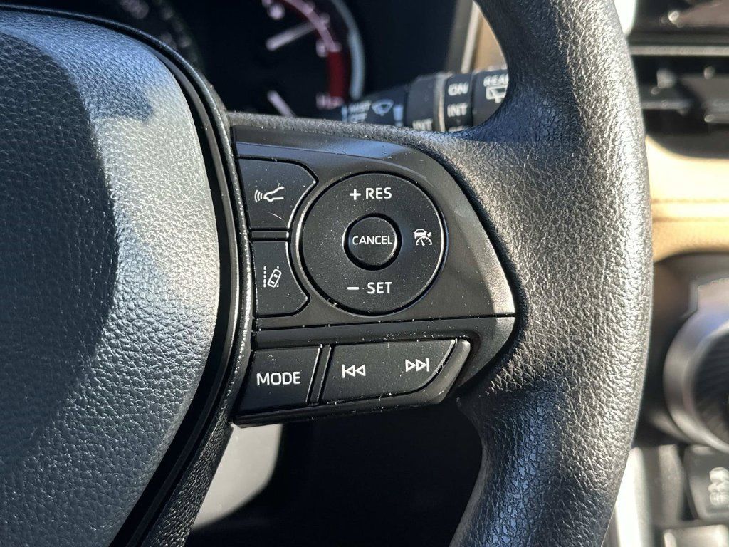 Used 2025 Toyota RAV4 XLE w/ Convenience Package FWD image 31