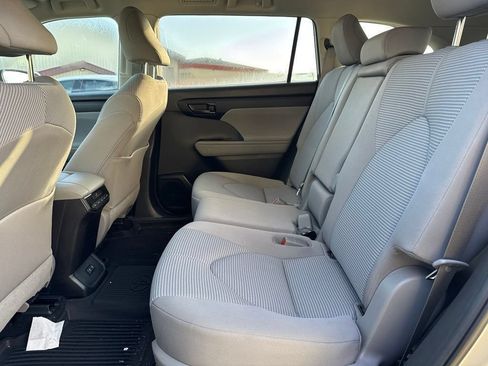 Used 2020 Toyota Highlander LE AWD/4WD image 5
