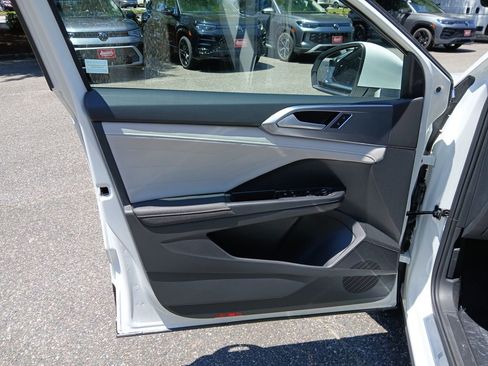 New 2025 Volkswagen Taos SEL image 10