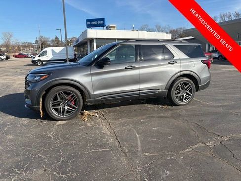 Used 2025 Ford Explorer ST image 2