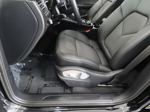 Certified 2026 Porsche Macan AWD/4WD image 39
