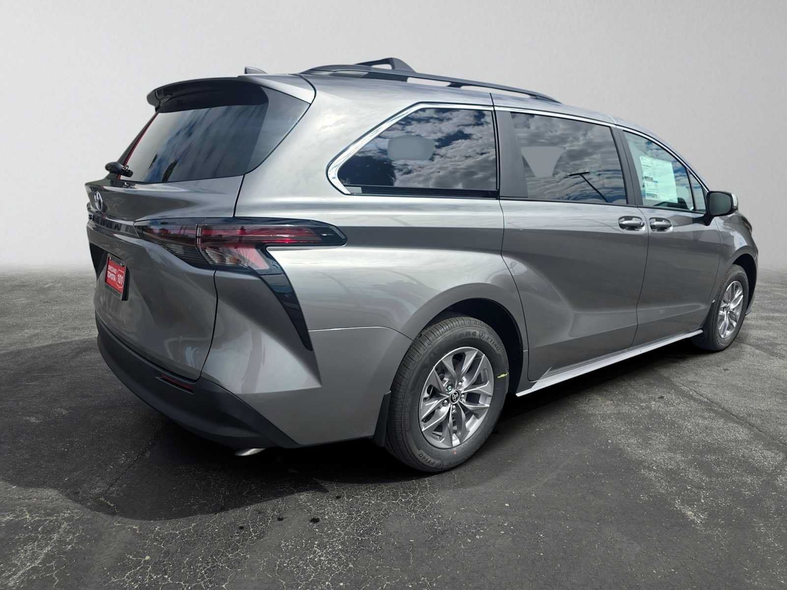 Used 2026 Toyota Sienna LE FWD image 3