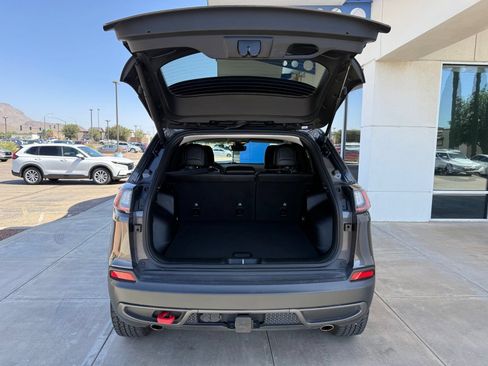 Used 2022 Jeep Cherokee Trailhawk w/ Comfort/Convenience Group AWD/4WD image 37