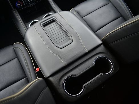 Used 2023 Chevrolet Suburban Premier image 38