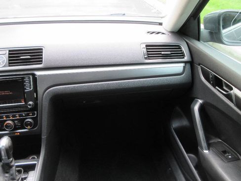 Used 2017 Volkswagen Passat 1.8T R-Line FWD image 34