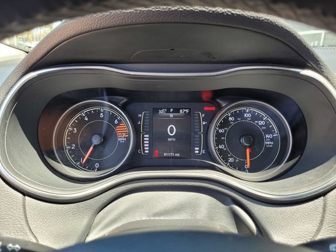 Used 2019 Jeep Cherokee Latitude Plus w/ Comfort/Convenience Group FWD image 29