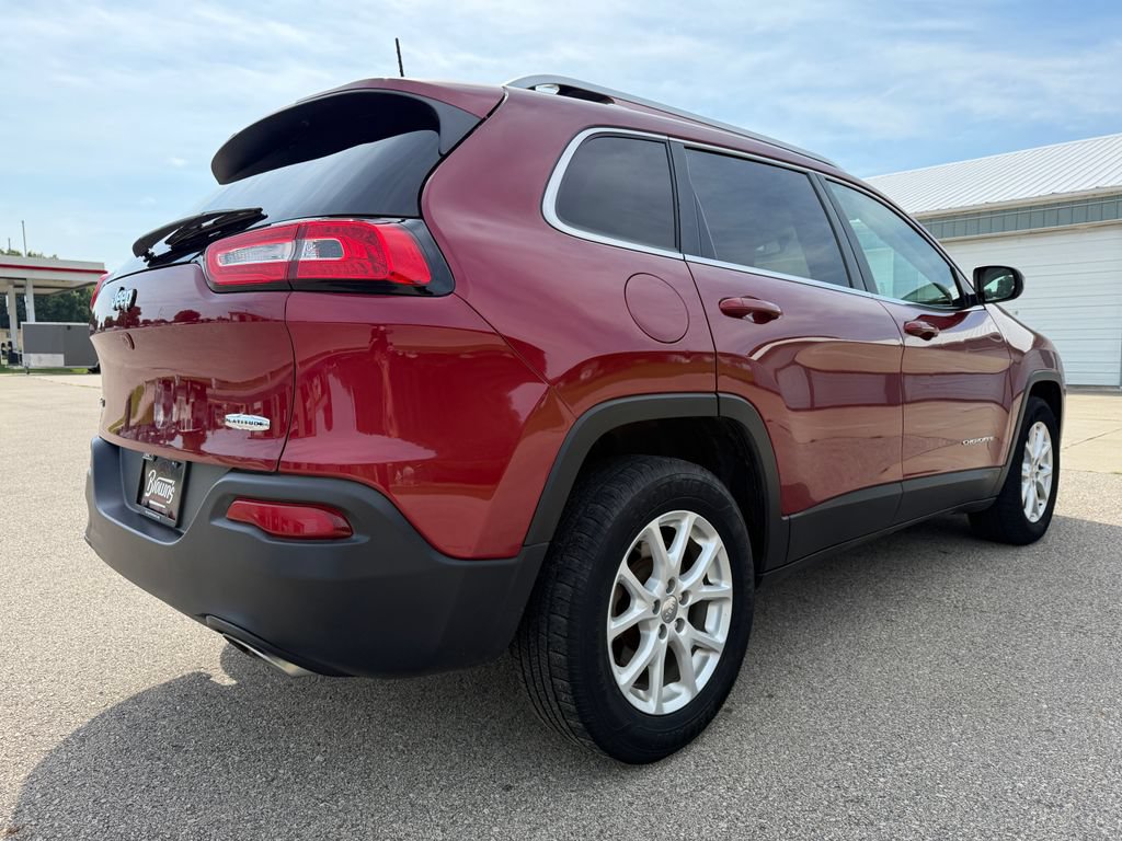 Used 2016 Jeep Cherokee Latitude w/ Cold Weather Group AWD/4WD image 4
