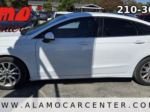 Used 2017 Ford Fusion SE image 2