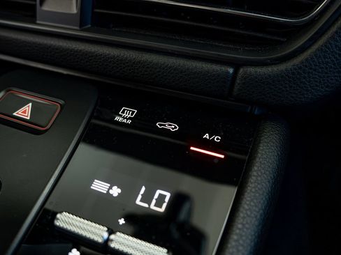 Certified 2024 Porsche Macan AWD/4WD image 15