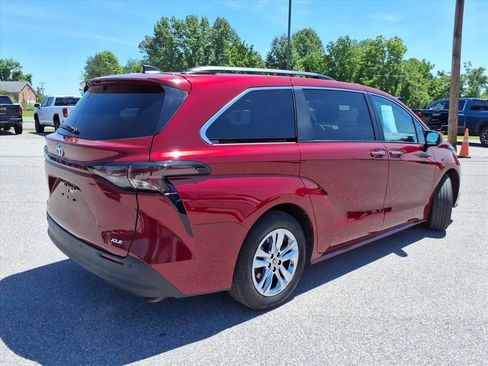 Used 2025 Toyota Sienna XLE w/ XLE Plus Package AWD/4WD image 4