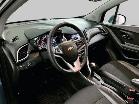 Used 2021 Chevrolet Trax LT w/ LT Convenience Package AWD/4WD image 13