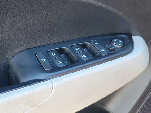 Used 2025 Hyundai Venue SEL FWD image 23