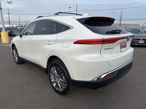 Used 2022 Toyota Venza XLE image 8