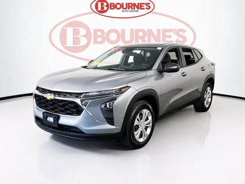 Used 2024 Chevrolet Trax LS w/ Driver Confidence Package FWD image 5
