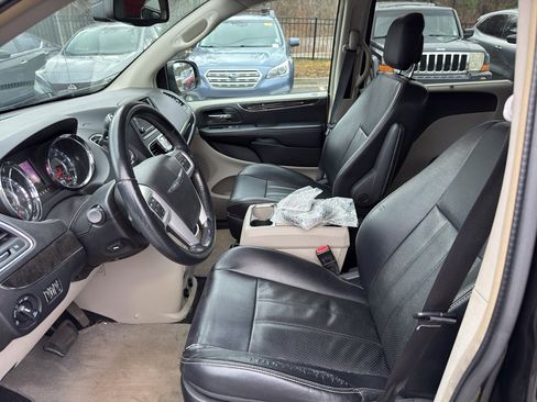 Used 2014 Chrysler Town & Country Touring-L w/ Driver Convenience Group image 9