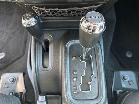 Used 2017 Jeep Wrangler Unlimited Sahara w/ Connectivity Group AWD/4WD image 32