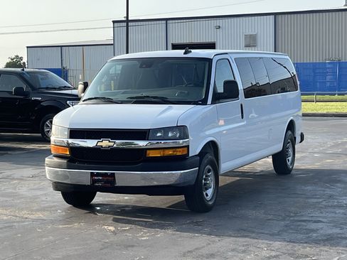 Used 2024 Chevrolet Express 3500 LT w/ LT Preferred Equipment Group RWD image 3