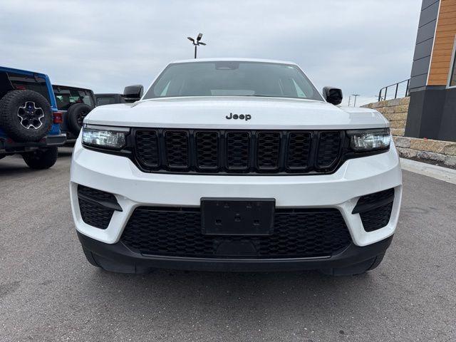 Used 2023 Jeep Grand Cherokee Altitude AWD/4WD image 8
