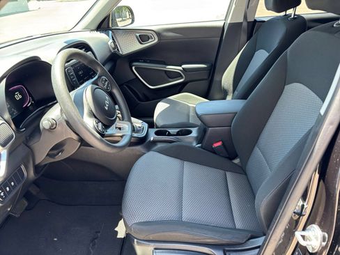 Used 2025 Kia Soul LX w/ LX Technology Package FWD image 21