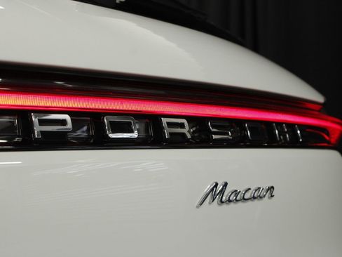 Certified 2025 Porsche Macan AWD/4WD image 10