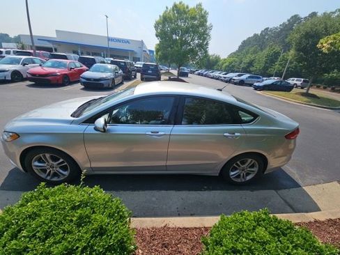 Used 2018 Ford Fusion SE w/ Fusion SE Technology Package FWD image 2
