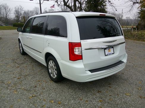 Used 2016 Chrysler Town & Country Touring image 3