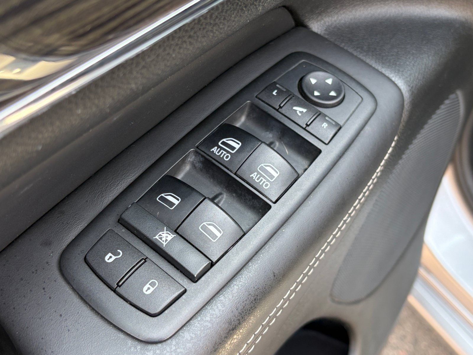 Used 2014 Jeep Grand Cherokee Overland AWD/4WD image 15