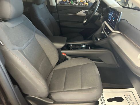 Used 2025 Ford Explorer Active AWD/4WD image 31