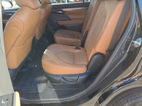 Used 2024 Toyota Highlander Platinum image 21
