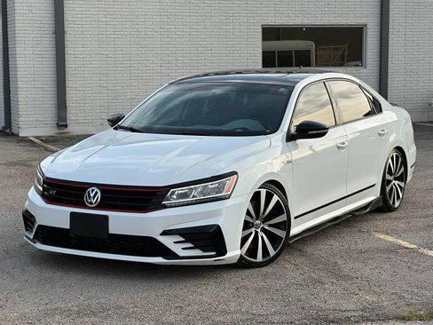 Used 2018 Volkswagen Passat GT image 2