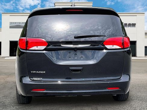 Used 2023 Chrysler Voyager LX FWD image 4