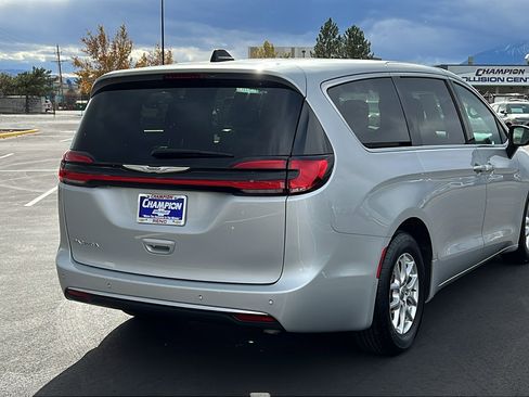 Used 2023 Chrysler Pacifica Touring image 5