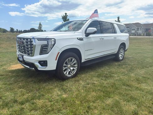 Used 2025 GMC Yukon XL Denali AWD/4WD image 12