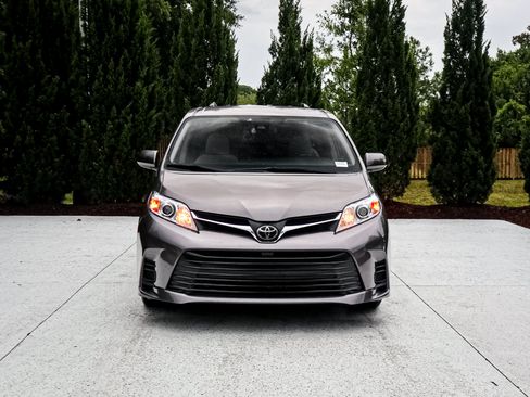 Used 2018 Toyota Sienna LE FWD image 3