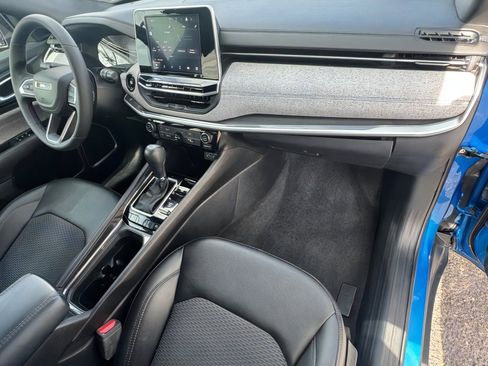 Used 2025 Jeep Compass Latitude image 10