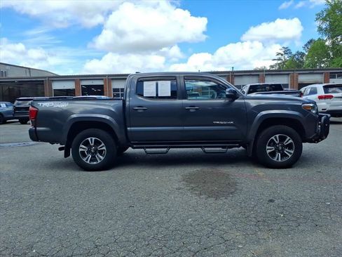 Used 2018 Toyota Tacoma TRD Sport AWD/4WD image 31