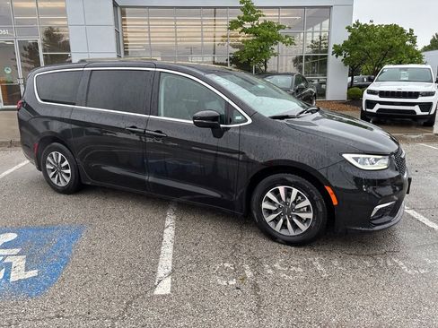 Used 2023 Chrysler Pacifica Touring-L FWD image 30