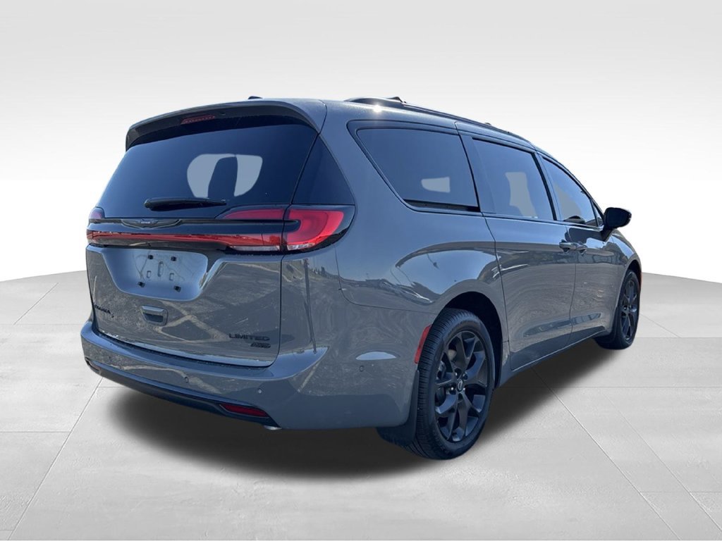 Used 2025 Chrysler Pacifica Limited AWD/4WD image 6