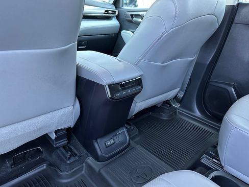 Used 2023 Toyota Highlander Limited AWD/4WD image 11