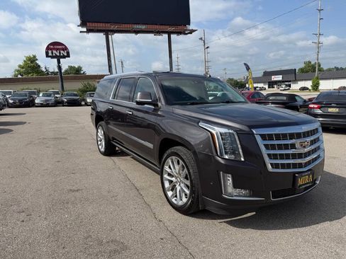 Used 2018 Cadillac Escalade ESV Premium Luxury AWD/4WD image 3