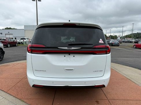Used 2026 Chrysler Pacifica Limited FWD image 5