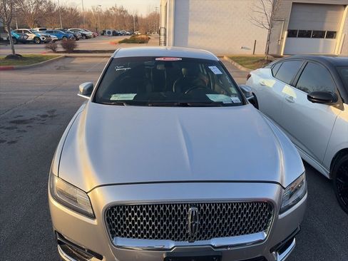 Used 2018 Lincoln Continental Select image 2