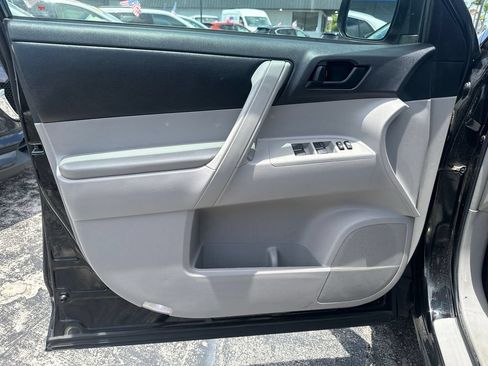 Used 2011 Toyota Highlander 4WD w/ Tow Pkg image 13