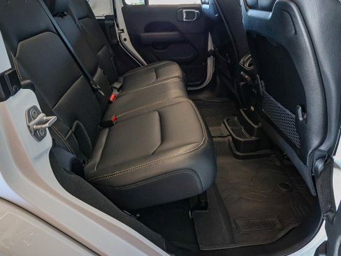 Used 2025 Jeep Wrangler Sahara image 34