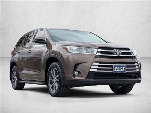 Used 2017 Toyota Highlander XLE FWD image 3