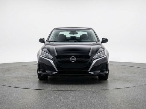 Used 2025 Nissan Altima 2.5 SV image 2