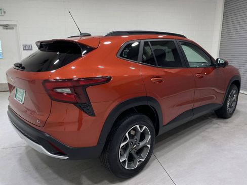 Used 2024 Chevrolet Trax LT w/ LT Convenience Package image 8