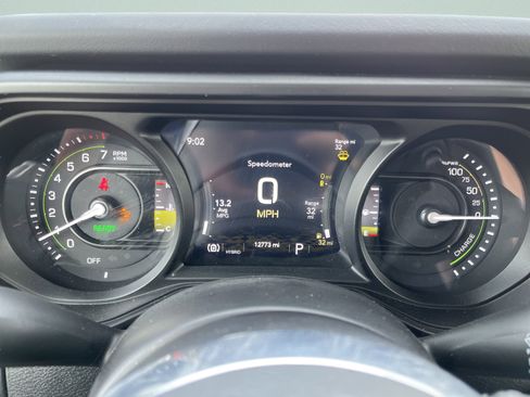 Used 2025 Jeep Wrangler Unlimited Sahara AWD/4WD image 25